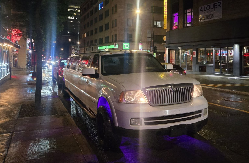 Limousine blanche garée en ville la nuit avec éclairage LED